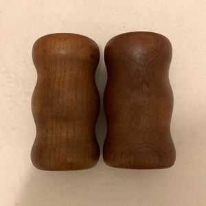 MID-CENTURY VINTAGE WOOD SALT/PEPPER SHAKERS 4”x 2” WARM MEDIUM BROWN COLOR